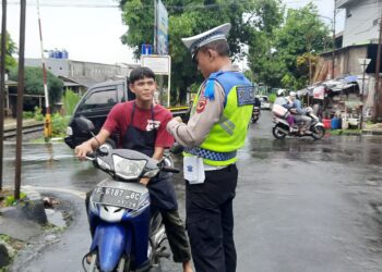 Unit Lantas Polsek Warudoyong Berikan Teguran Humanis untuk Keselamatan kepada Pengendara yang Melanggar Peraturan Lalu Lintas