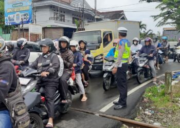Guna Memberikan Kelancaran Bagi Pengguna Jalan, Unit Lantas Polsek Warudoyong Laksanakan Penjagaan Pengaturan (Gatur) Lalu Lintas