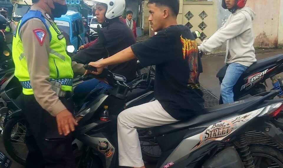 Polisi Berikan Teguran Secara Humanis Ops Keselamatan Lodaya 2024 Kepada Pelanggar Lalulintas Yang Tidak Memakai Helm