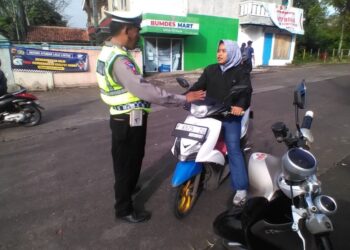 Polisi Berikan Teguran Secara Humanis Ops Keselamatan Lodaya 2024 Kepada Pelanggar Lalulintas Yang Tidak Memakai Helm