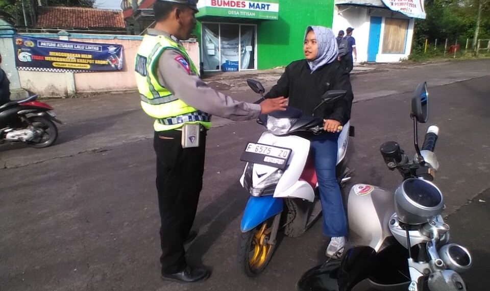 Polisi Berikan Teguran Secara Humanis Ops Keselamatan Lodaya 2024 Kepada Pelanggar Lalulintas Yang Tidak Memakai Helm