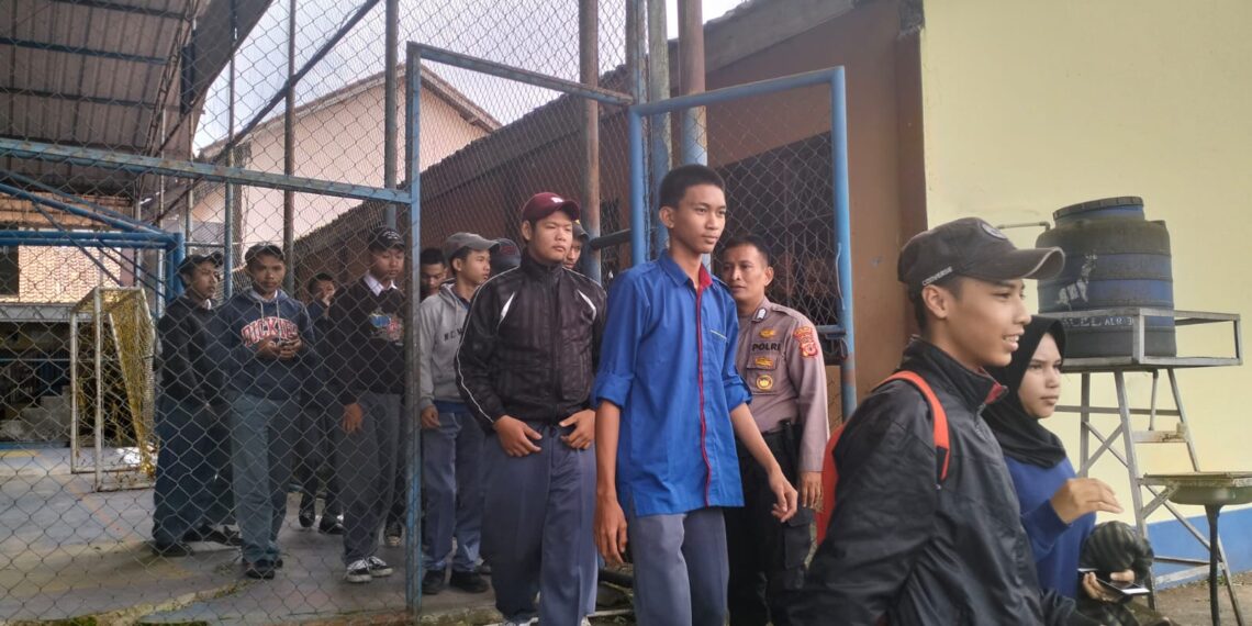 Patroli Siang, Unit Samapta  Polsek Cisaat  Antisipasi Tawuran Pelajar saat Bubaran Anak Sekolah