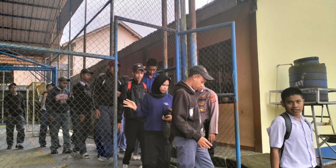 Patroli Siang, Unit Samapta  Polsek Cisaat  Antisipasi Tawuran Pelajar saat Bubaran Anak Sekolah