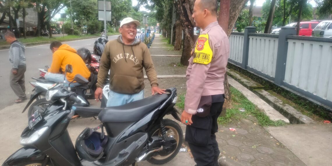 Unit Samapta dan Bhabinkabtibmas Polsek Baros Laksanakan Giat Patroli Dialogis dengan Ojeg Kamtibmas Terminal