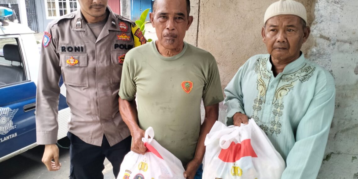 Dalam Rangka HUT Stukpa  Ke 58 Tahun 2024. Sinergitas TNI-Polri, Bhabinkamtibmas Bersama Babinsa Sebarkan Bantuan Sembako