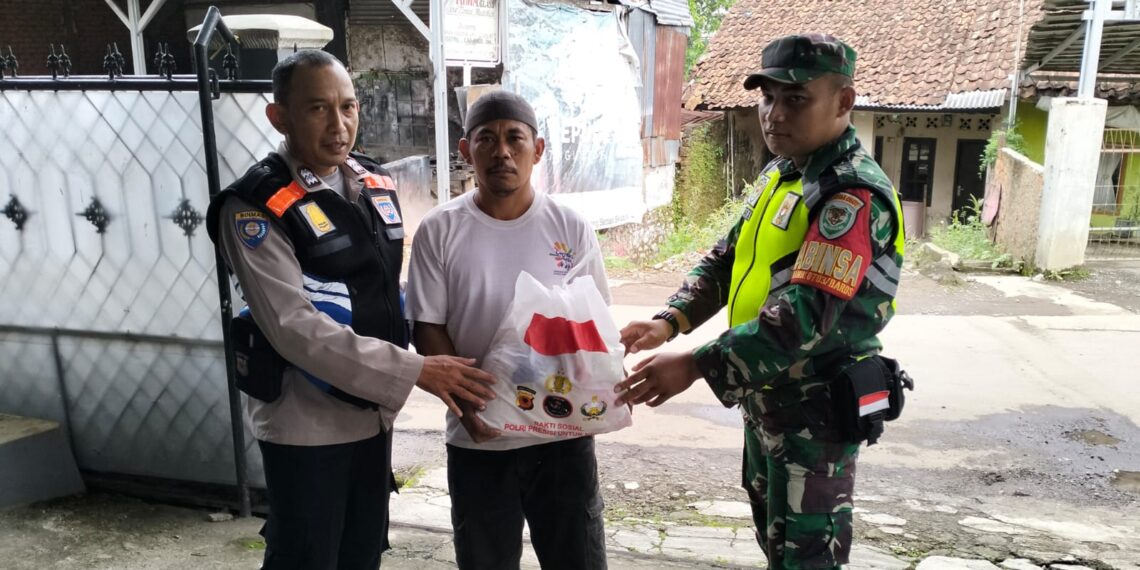 Dalam Rangka HUT Stukpa Ke 58 Tahun 2024. Sinergitas TNI-Polri, Bhabinkamtibmas Bersama Babinsa Sebarkan Bantuan Sembako