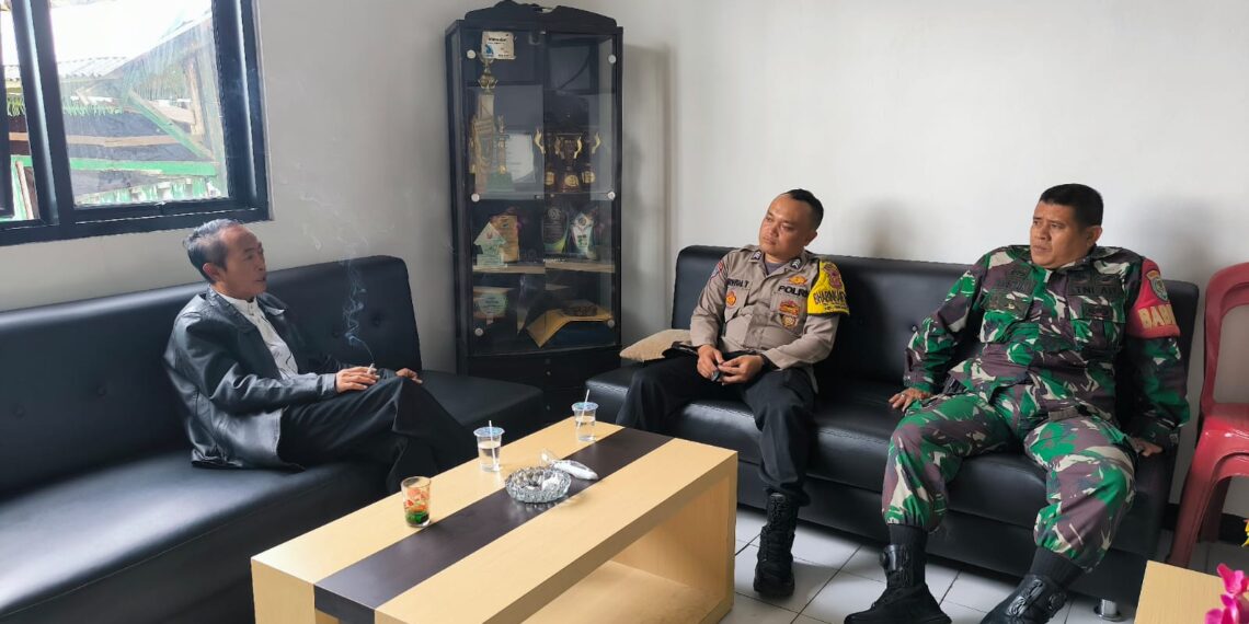 Brigadir Erwin dan Pelda Rastum Berkunjung ke Kepala Desa Sukaraja: Mempererat Sinergi Kamtibmas