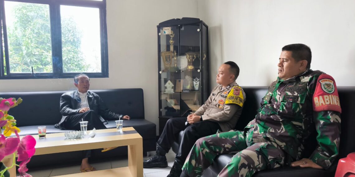 Brigadir Erwin dan Pelda Rastum Berkunjung ke Kepala Desa Sukaraja: Mempererat Sinergi Kamtibmas