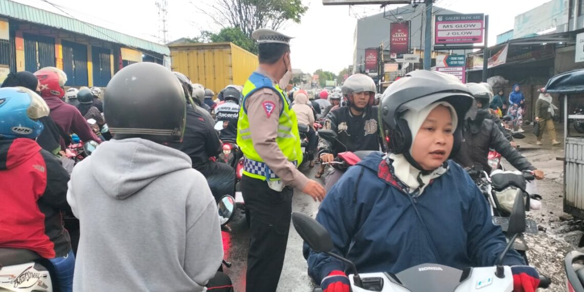 Antisipasi Kemacetan Pagi, Unit Lantas Polsek Sukalarang Melaksanakan Gatur Lalin Saat Jam Masuk Karyawan