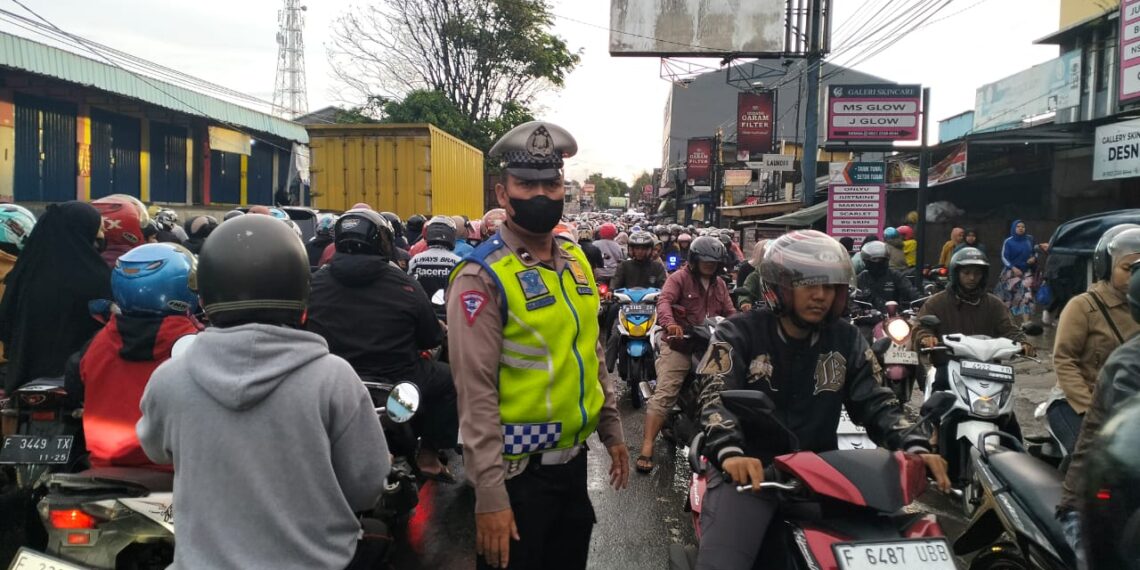 Antisipasi Kemacetan Pagi, Unit Lantas Polsek Sukalarang Melaksanakan Gatur Lalin Saat Jam Masuk Karyawan