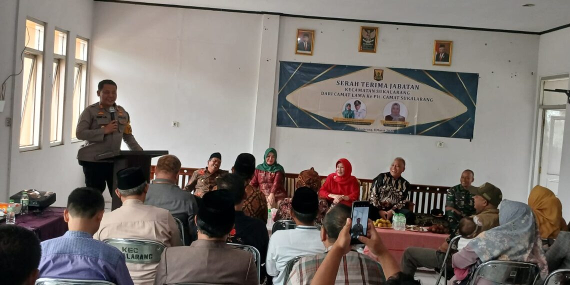 Sinergitas TNI – Polri Kapolsek Sukalarang Hadiri Serah Terima Dan Pisah Sambut Camat Sukalarang