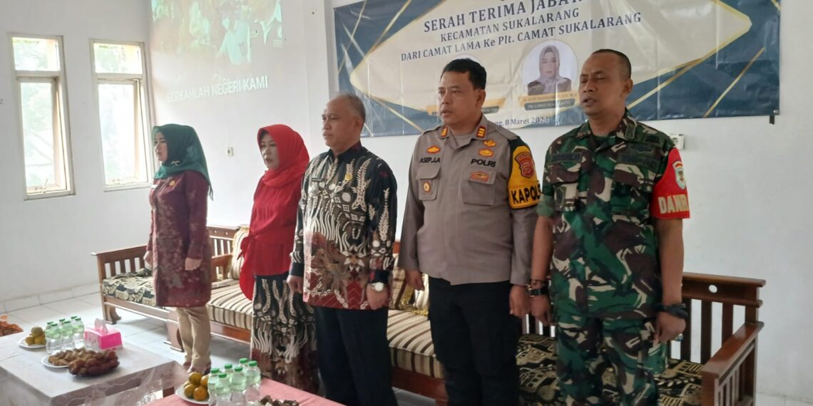 Sinergitas TNI – Polri Kapolsek Sukalarang Hadiri Serah Terima Dan Pisah Sambut Camat Sukalarang
