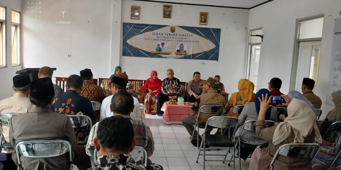 Sinergitas TNI – Polri Kapolsek Sukalarang Hadiri Serah Terima Dan Pisah Sambut Camat Sukalarang