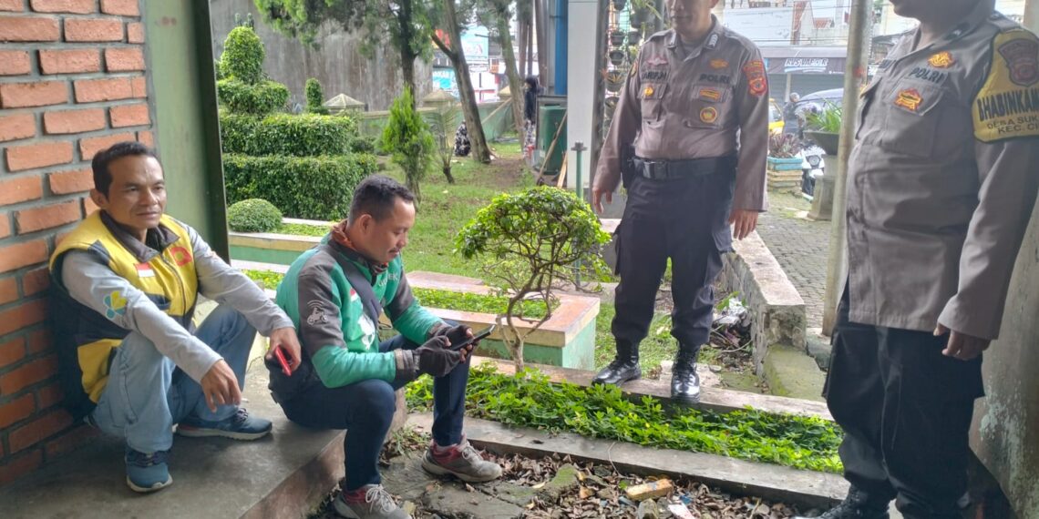Dialogis dengan Driver Ojek Online,Personil Unit Samapta Polsek Ciaaat Sampaikan Pesan Kamtibmas