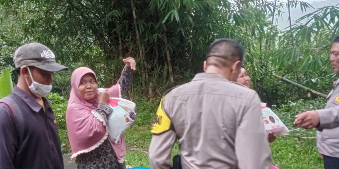 Bakti Sosial Polri Presisi untuk Negeri, Polsek Cireunghas Bagikan 100 Paket Sembako