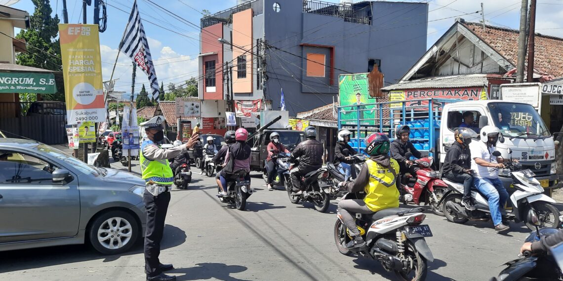 Gatur Lalu Lintas Polsek Warudoyong Paska melintas Kereta Api Pangrango