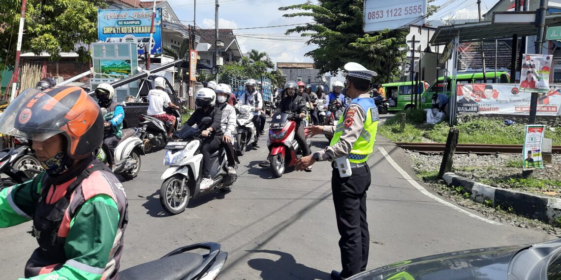 Gatur Lalu Lintas Polsek Warudoyong Paska melintas Kereta Api Pangrango