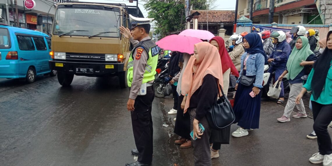 Antisipasi Kemacetan Sore, Unit Lantas Polsek Sukalarang Melaksanakan Gstur Lalin Saat Jam Pulang Karyawan