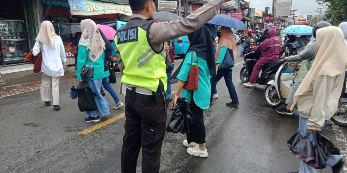 Antisipasi Kemacetan Sore, Unit Lantas Polsek Sukalarang Melaksanakan Gstur Lalin Saat Jam Pulang Karyawan