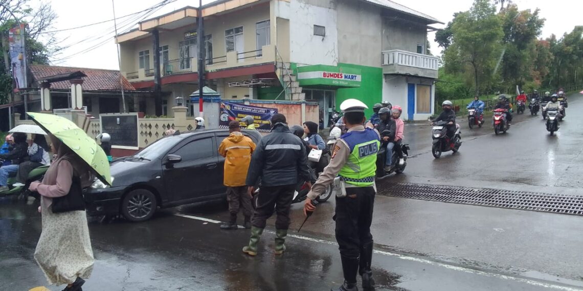 Antisipasi Kemacetan Siang, Unit Lantas Polsek Sukalarang Melaksanakan Gatur Lalin Pasca Hujan