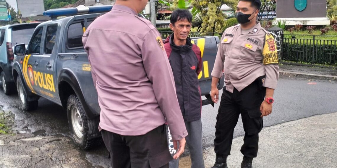 Patroli Dialogis Di Siang Hari Berikan Imbauan Kamtibmas Kepada Masyarakat Di Wilkum Polsek Sukalarang
