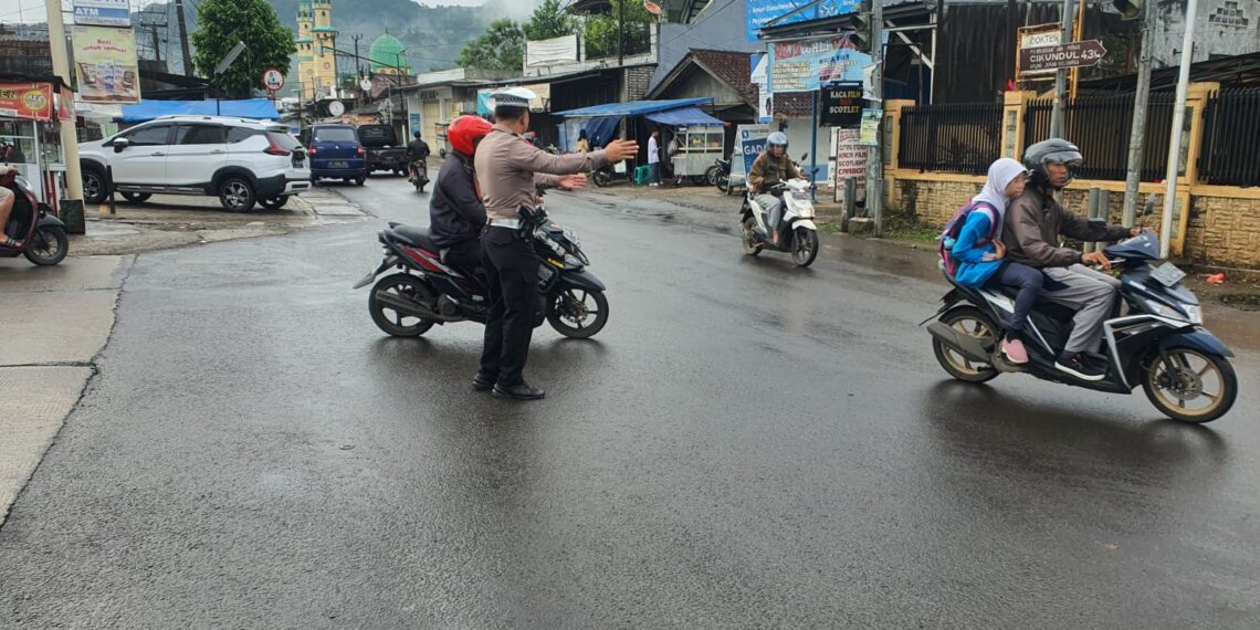 Gatur Lalin Pagi, Bentuk Pelayanan Personil Polsek Baros Kepada Masyarakat.