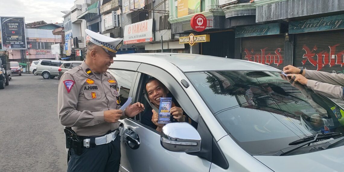 Tingkatkan Disiplin Berlalulintas, Polisi di Sukabumi Sebar Brosur Kamseltibcarlantas