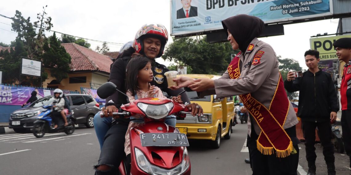Salam Ramadhan: Polres Sukabumi Kota Bagikan Ratusan Takjil untuk Warga dan Pengguna Jalan