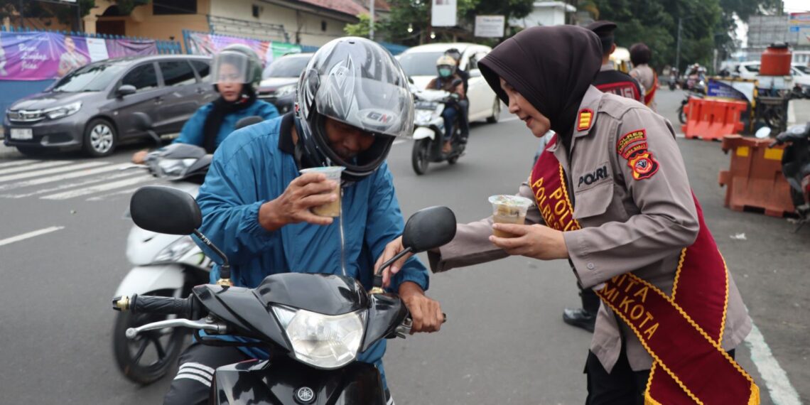 Berbagi Berkah: Polres Sukabumi Kota Gelar Program Bagi Takjil Selama Ramadhan