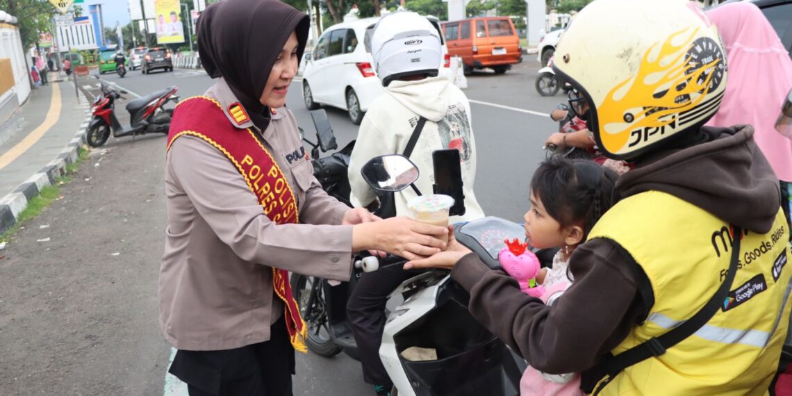 Polri Berbagi, Polisi di Sukabumi Bagi-bagi Takjil