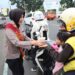 Polri Berbagi, Polisi di Sukabumi Bagi-bagi Takjil