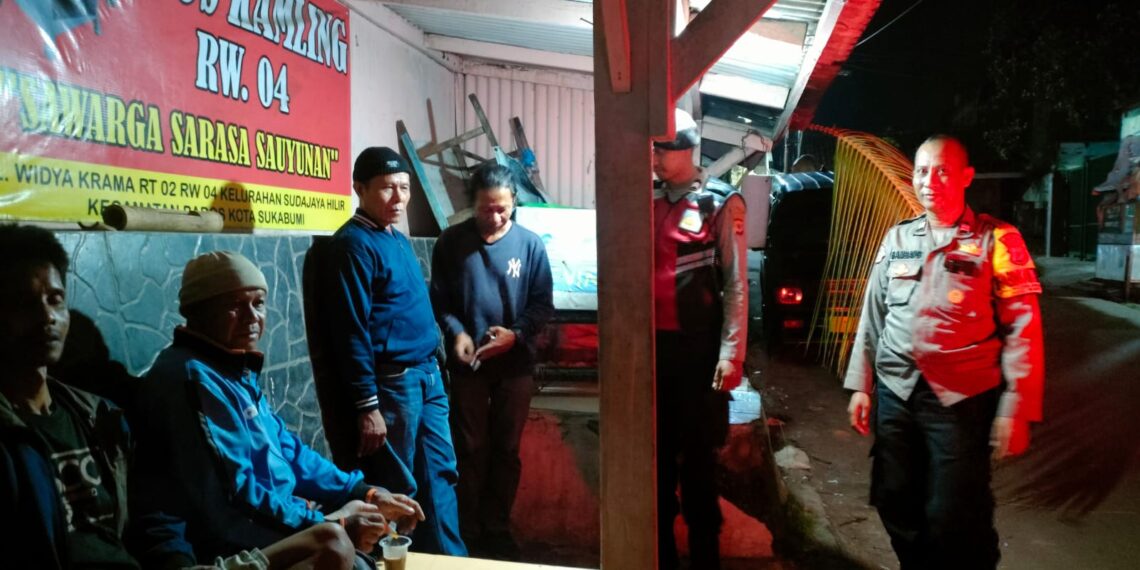 Bhabinkamtibmas Laksanakan Giat Ronda Malam Untuk Kontrol Warga