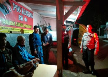 Bhabinkamtibmas Laksanakan Giat Ronda Malam Untuk Kontrol Warga