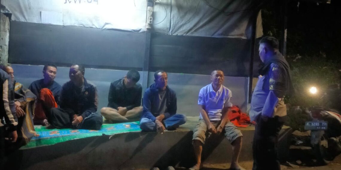 Antisipasi Gukamtibmas Bhabinkamtibmas Polsek Kadudampit Sambang Pos Kamling