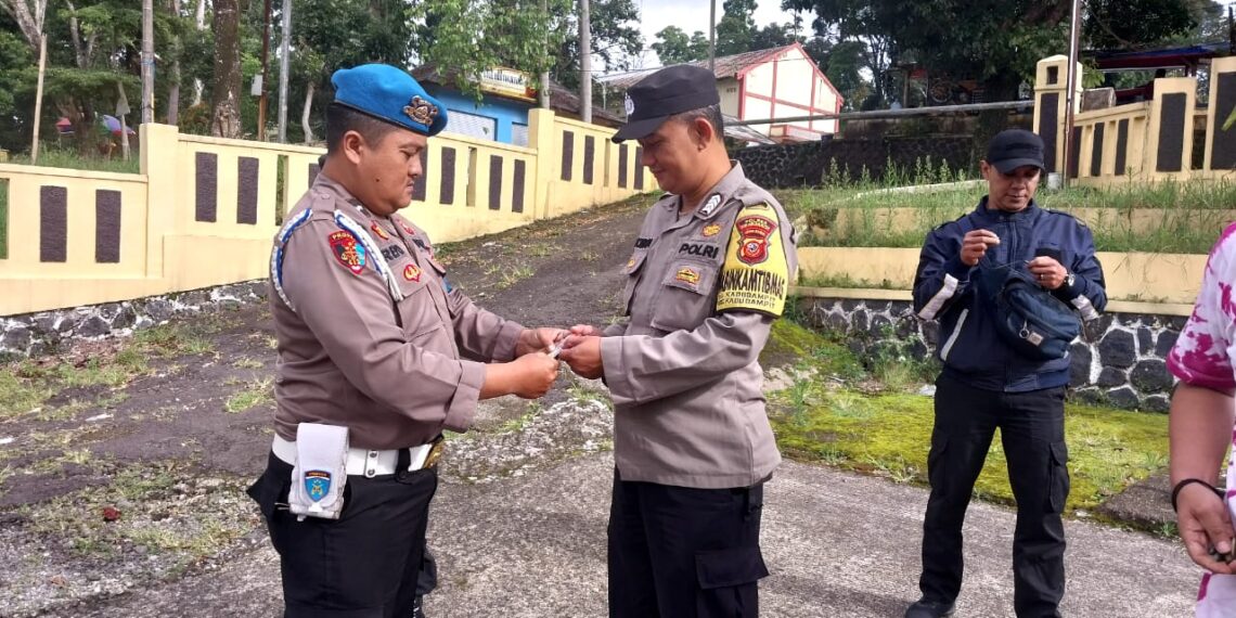 Pengecekan Personil Polsek Kadudampit dalam Apel Pagi