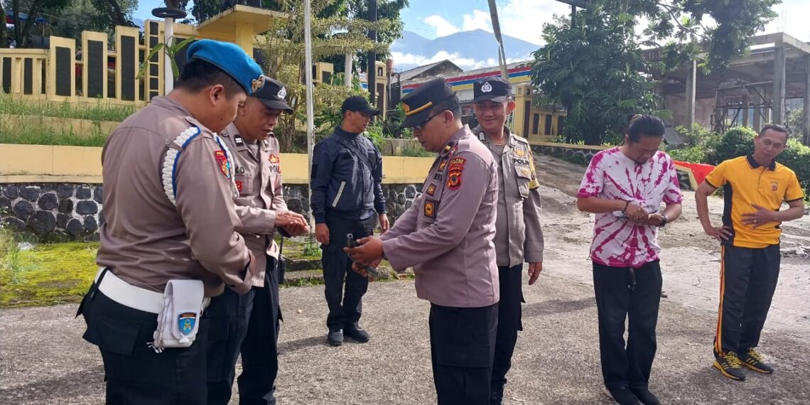 Pengecekan Personil Polsek Kadudampit dalam Apel Pagi