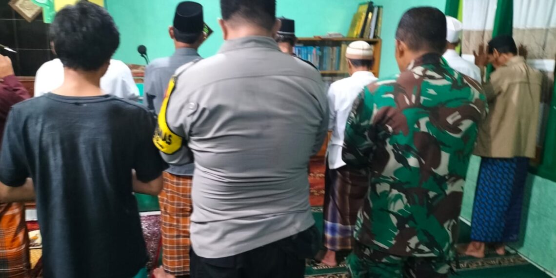 Pererat Silaturahmi, Anggota Polsek Lakukan TRANSIT (Taraweh Antar Masigit)