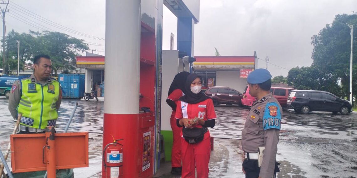 Polisi Polsek Sukalarang Giat Patroli Dialogis Antisipasi Gangguan Kamtibmas Di Pom mini