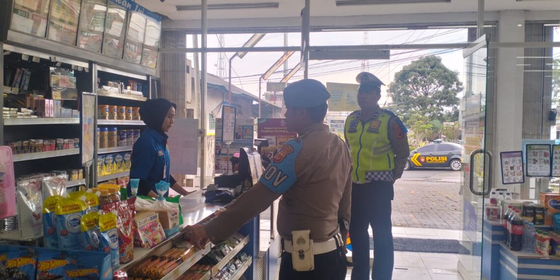 Sampaikan Himbauan Kamtibmas Kepada Karyawan Minimarket saat Patroli Siang