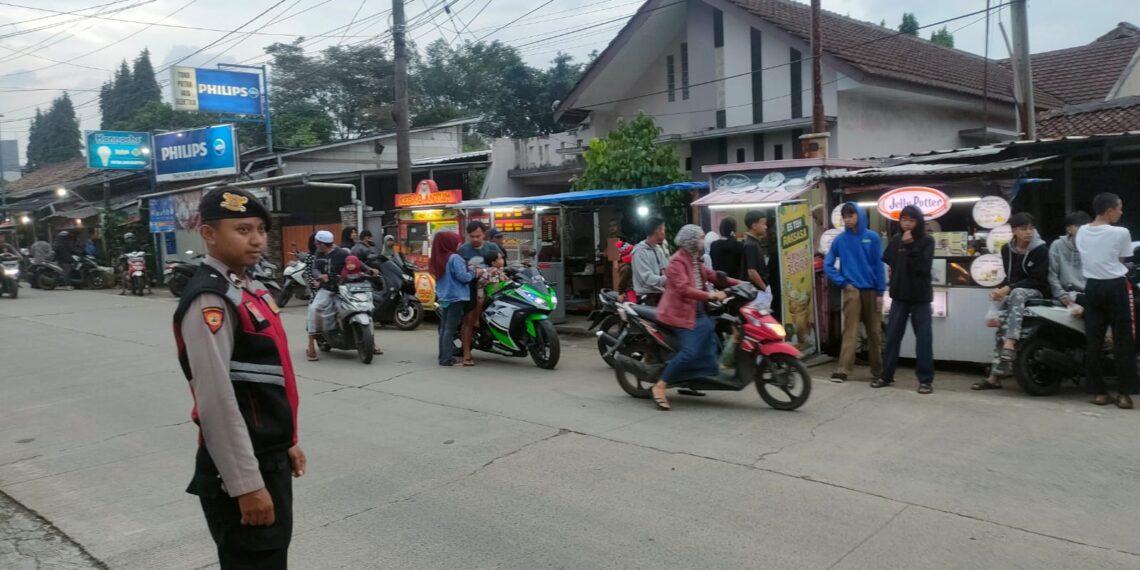 Polsek Baros gatur sore antisipasi kemacetan pasar tumpah kuliner dibulan suci Ramadhan kepada warga masyarakat yang sedang ngabuburit