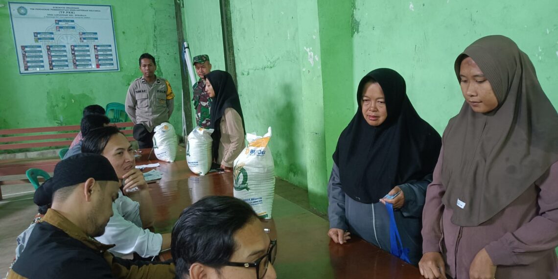 Monitoring Pembagian Beras Program Pemerintah: Polsek Sukaraja