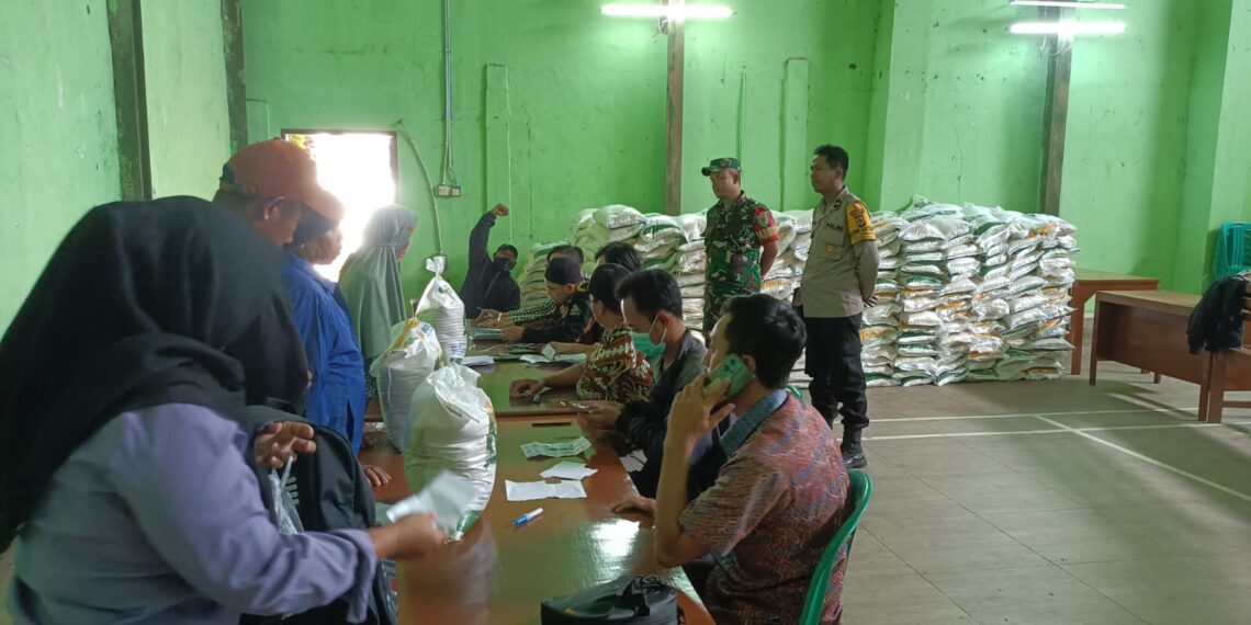Polsek Sukaraja Laksanakan Pengamanan Pembagian Beras Program Pemerintah