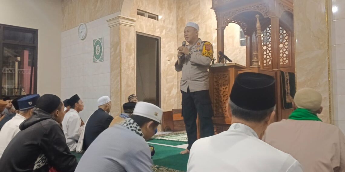 PAS TRANSIT: Kapolsek Sukaraja Salat Tarawih di Masjid Uswatun Hasanah