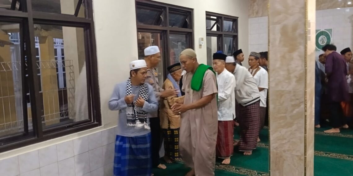 PAS TRANSIT: Kapolsek Sukaraja Salat Tarawih di Masjid Uswatun Hasanah