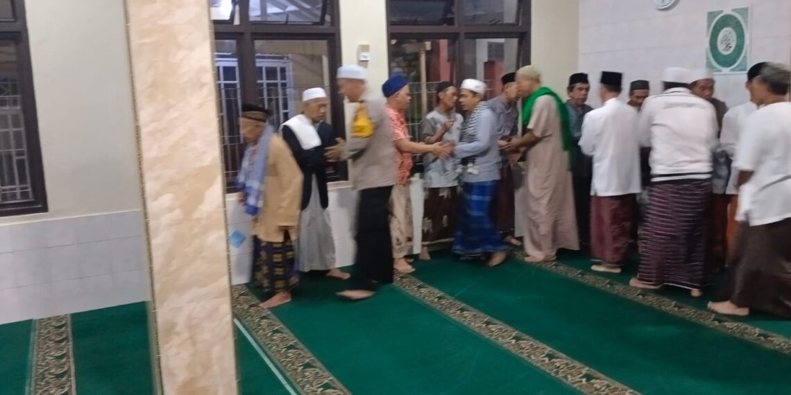 PAS TRANSIT: Kapolsek Sukaraja Salat Tarawih di Masjid Uswatun Hasanah