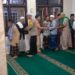 PAS TRANSIT: Kapolsek Sukaraja Salat Tarawih di Masjid Uswatun Hasanah