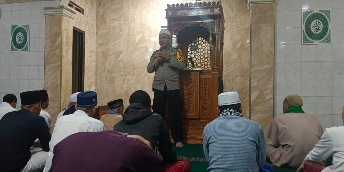 PAS TRANSIT: Kapolsek Sukaraja Salat Tarawih di Masjid Uswatun Hasanah