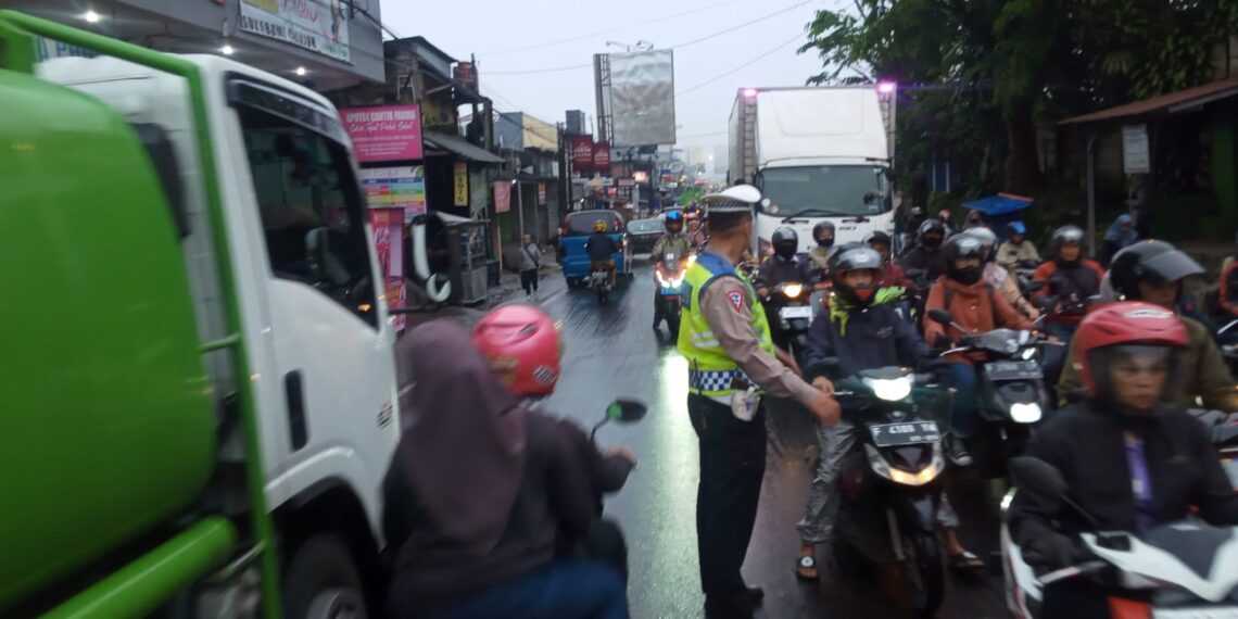 Antisipasi Kemacetan Pagi, Unit Lantas Polsek Sukalarang Laksanakan Gatur Lalin Jam Masuk Karyawan