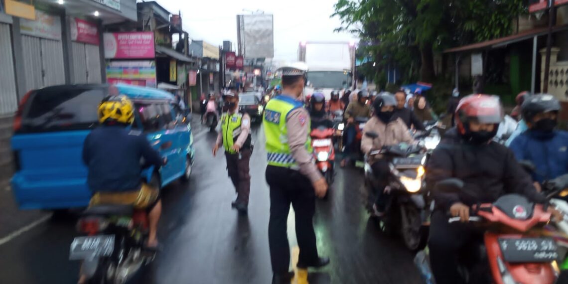Antisipasi Kemacetan Pagi, Unit Lantas Polsek Sukalarang Laksanakan Gatur Lalin Jam Masuk Karyawan