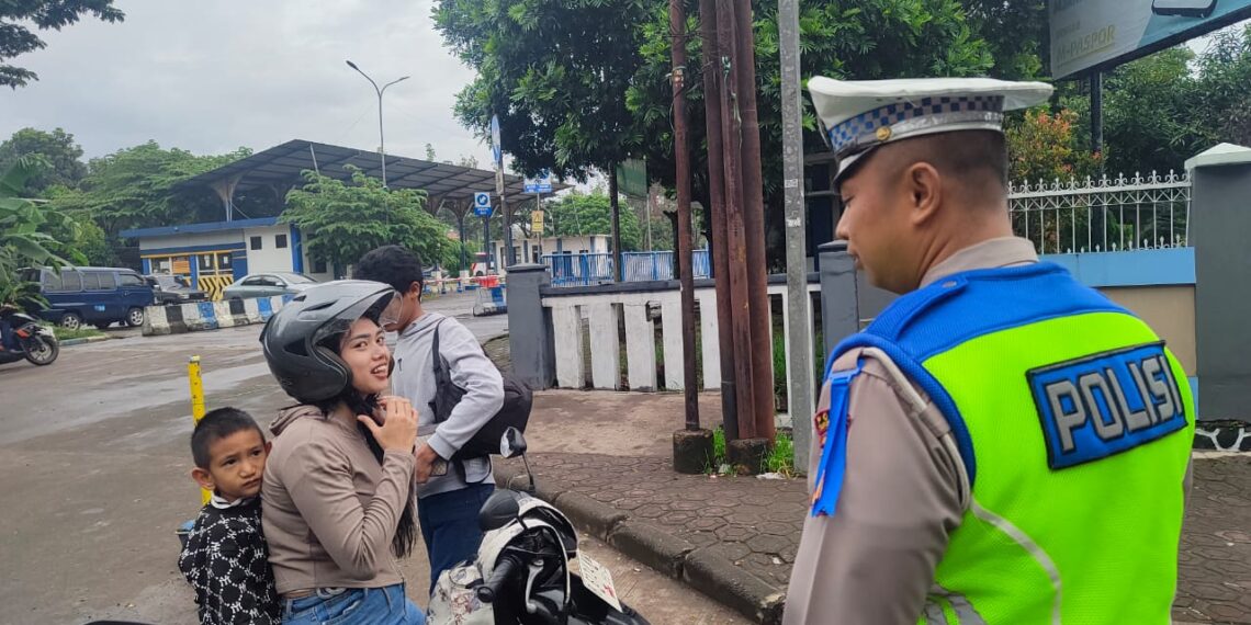 Operasi Keselamatan Lodaya 2024. Unit Lantas Polsek Baros Berikan Sangsi Teguran Humanis Kepada Pengendara Pelanggar Lalu Lintas